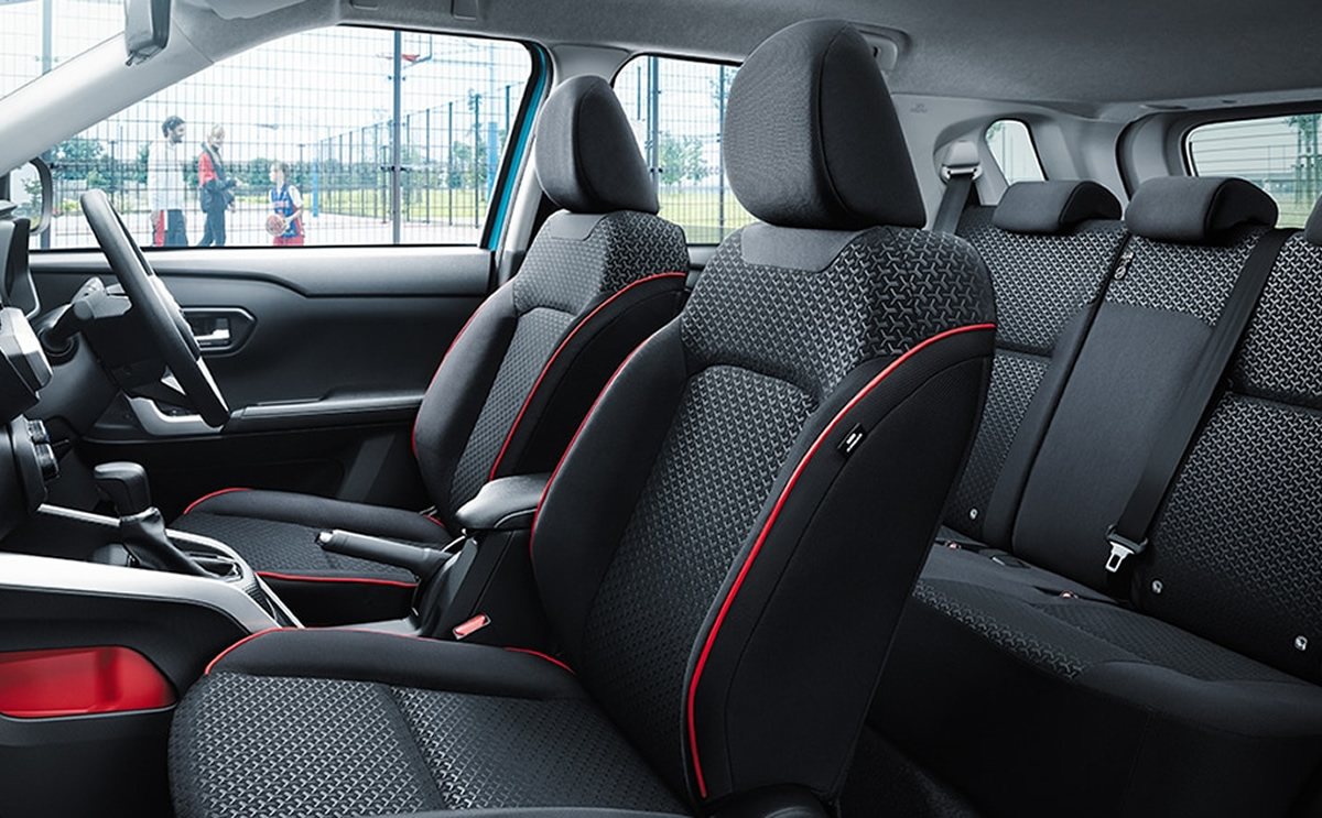 ライズ内装後部座席